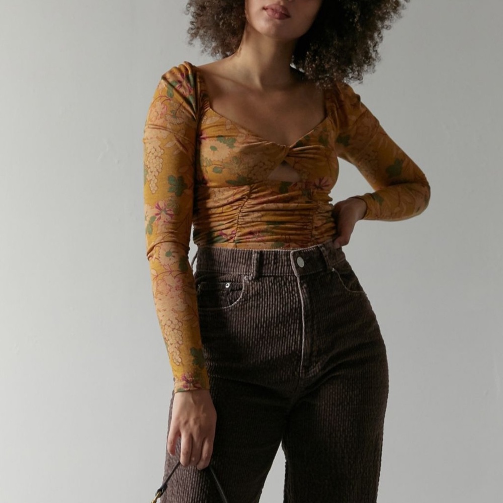 🔺SOLD🔻NWT UO Juliana Crepe Cutout Cropped Top